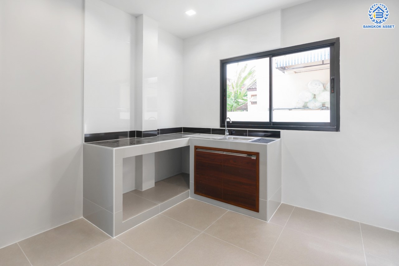 บ้านมือสองตกแต่งใหม่ ม.กฤษดานคร16-17 บรมราชชนนี-พุทธมณฑลสาย3 เนื้อที่ 60 ตร.ว. ฟังก์ชัน 4 ห้องนอน 3 ห้องน้ำ 1 ห้องอเนกประสงค์ จอดรถได้ 2 คัน บนทำเลศักยภาพ เชื่อมต่อเมืองอย่างรวดเร็ว ใกล้ทางคู่ขนานลอยฟ้าบรมราชชนนี ม.มหิดล เซ็นทรัลศาลายา และทางด่วน ฯลฯ...